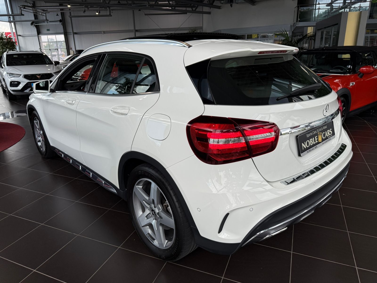 Fahrzeugabbildung Mercedes-Benz GLA 250 4Matic AMG Line AHK PANO 360°