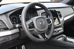 Fahrzeugabbildung Volvo XC90 B5 R-Design AWD *360*HU*STHZ*Pano*B&W