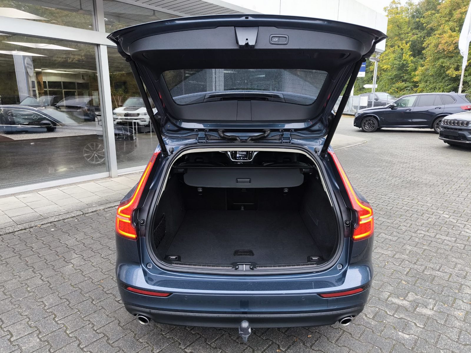 Fahrzeugabbildung Volvo V60 Momentum VIRTU+NAVI+SHZ+LEDER+KAM+TEMP+AHK+