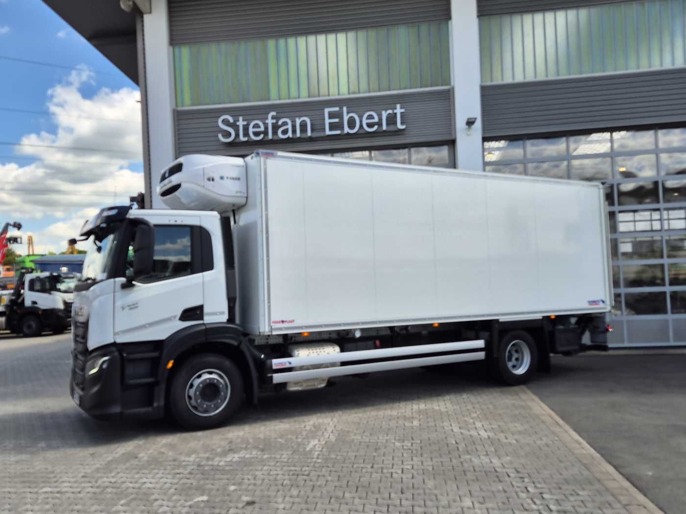 Fahrzeugabbildung Iveco S-Way AD190S40/FP ThermoKing T-1000R LBW Tür AHK