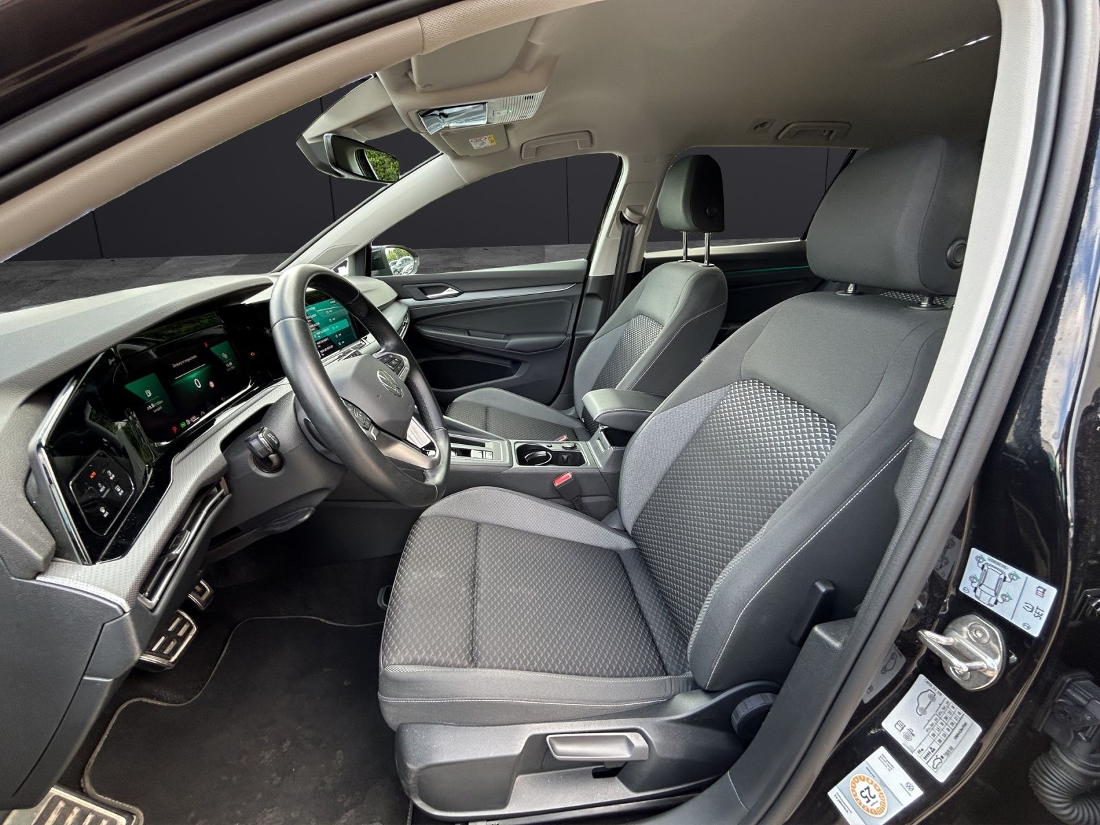 Fahrzeugabbildung Volkswagen Golf VIII Variant Active eTSI LED RFK Navi ACC S