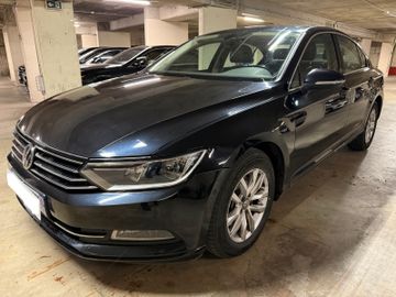 Volkswagen Passat - 1