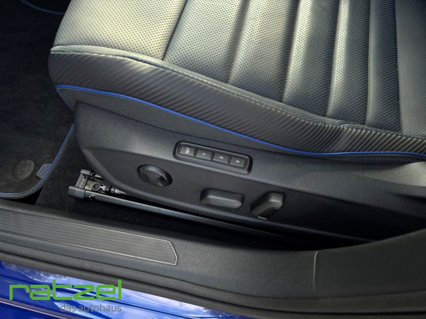 Fahrzeugabbildung Volkswagen Golf R VIII 4Motion 2.0 TSI DSG Navi HUD Har/Kar