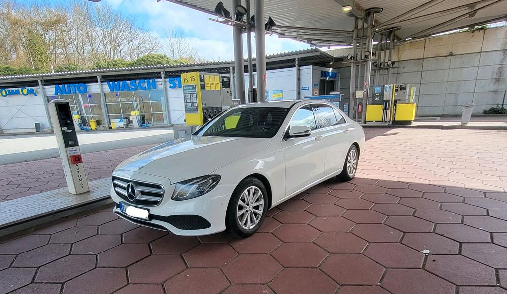 Image of Mercedes-Benz E 220