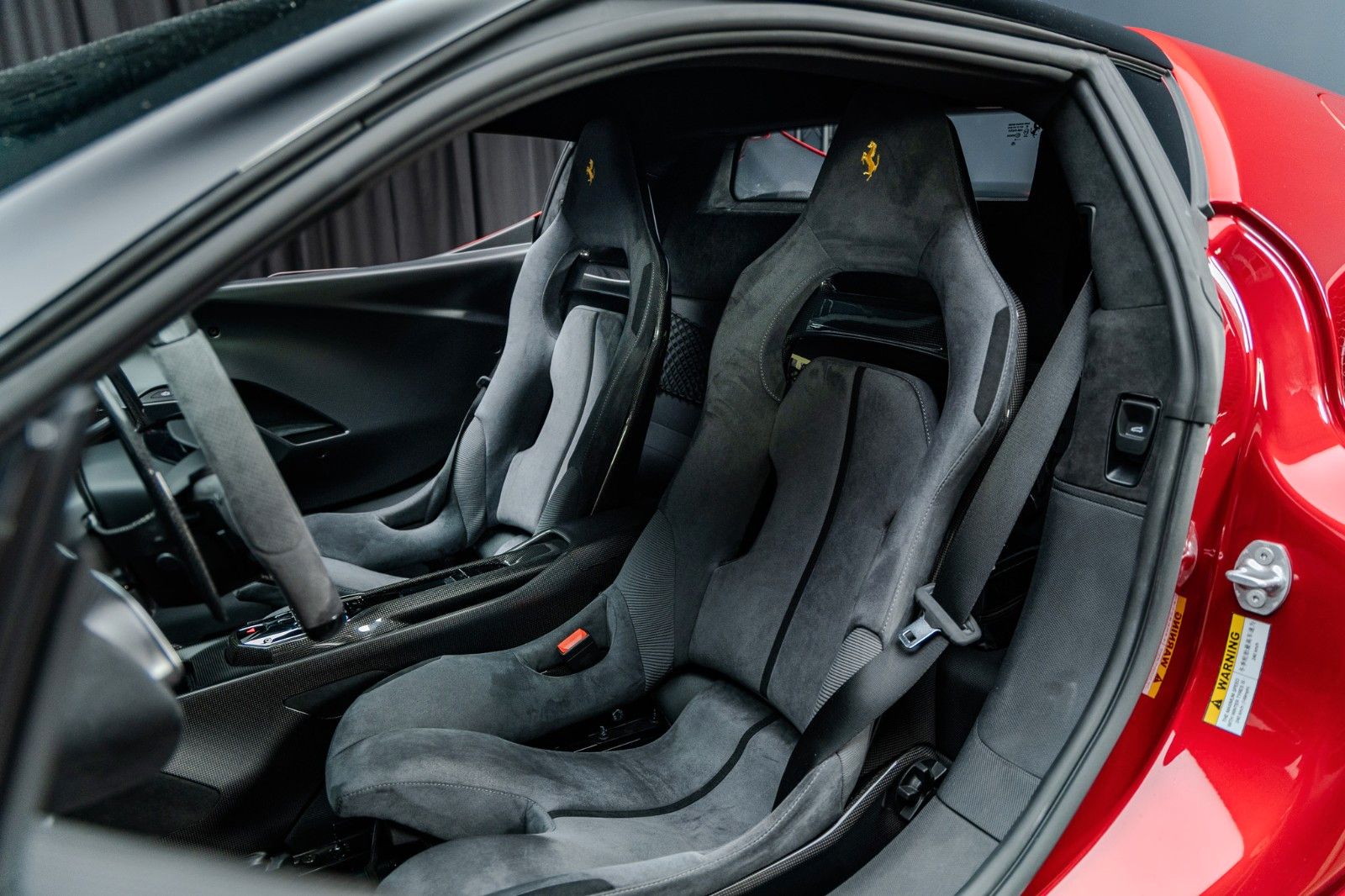 Fahrzeugabbildung Ferrari 296 GTB Speciale + Carbon + Lipstick Red + Lift