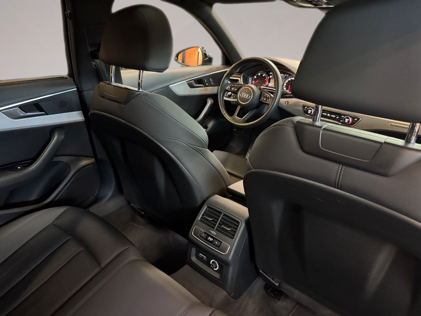 Audi A4 45TDI quattro S line ACC MMI LEDer PANO RFK foto 18