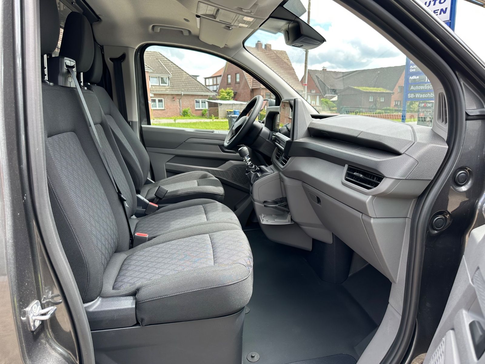 Fahrzeugabbildung Volkswagen T7 Transporter Kasten 2.0 TDI LR Navi/GRA/LED/EP