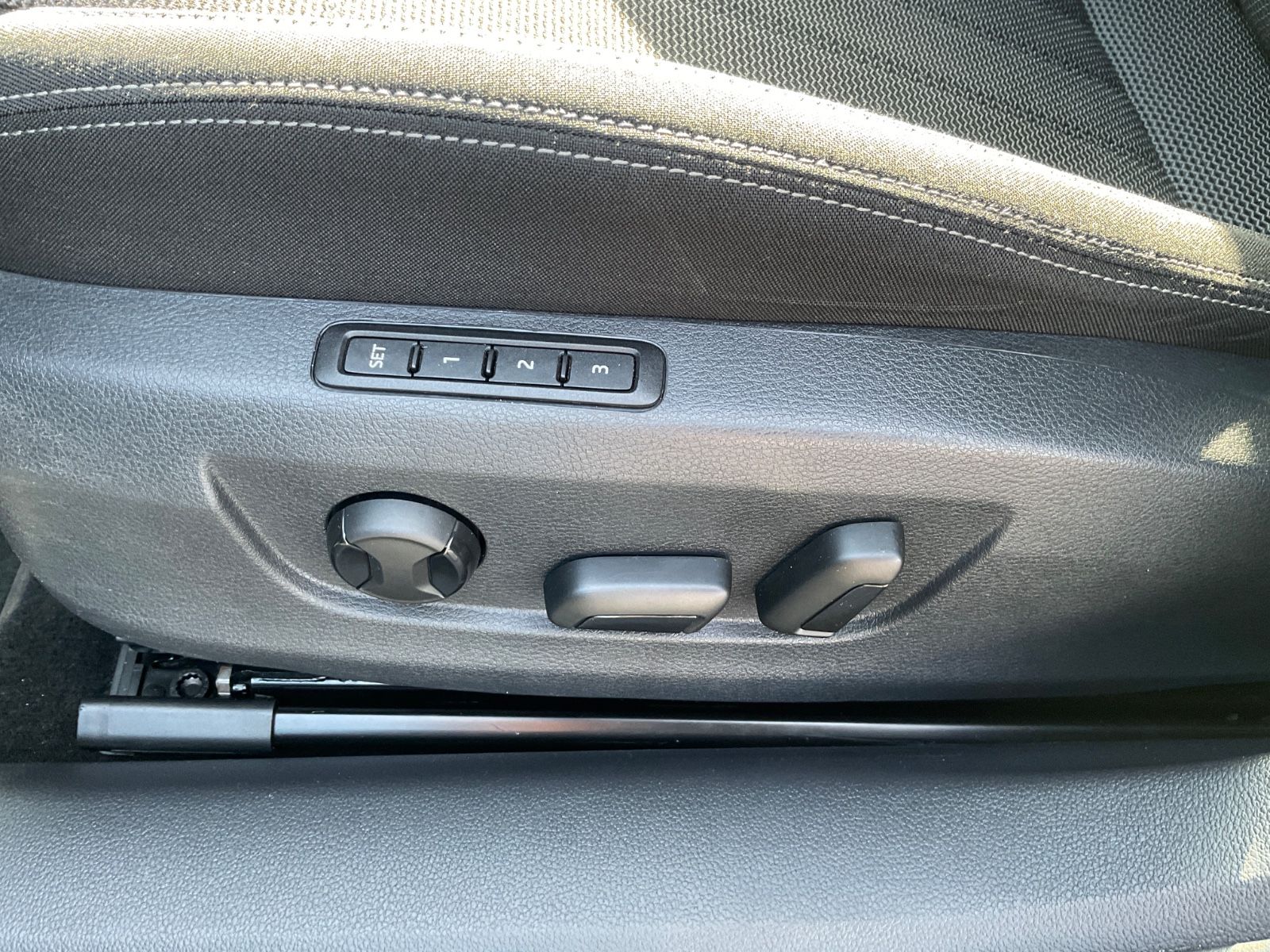 Fahrzeugabbildung SKODA Superb Combi 2.0 TDI DSG STYLE,Standheizung,Car