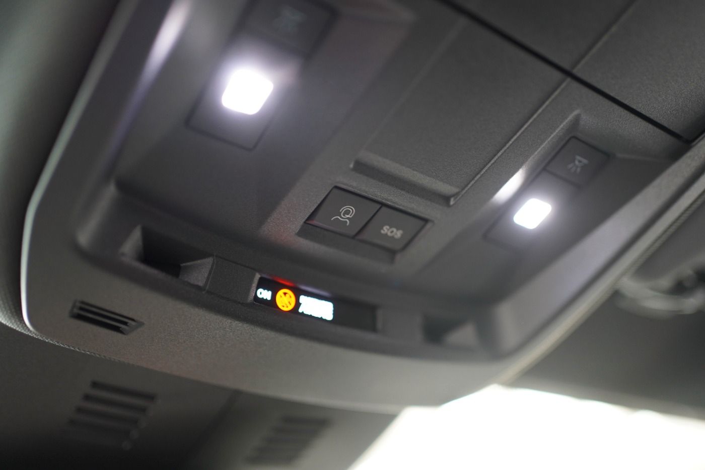 Fahrzeugabbildung Peugeot 5008 Allure Hybrid 145 e-DSC6 7 Sitzer Navi