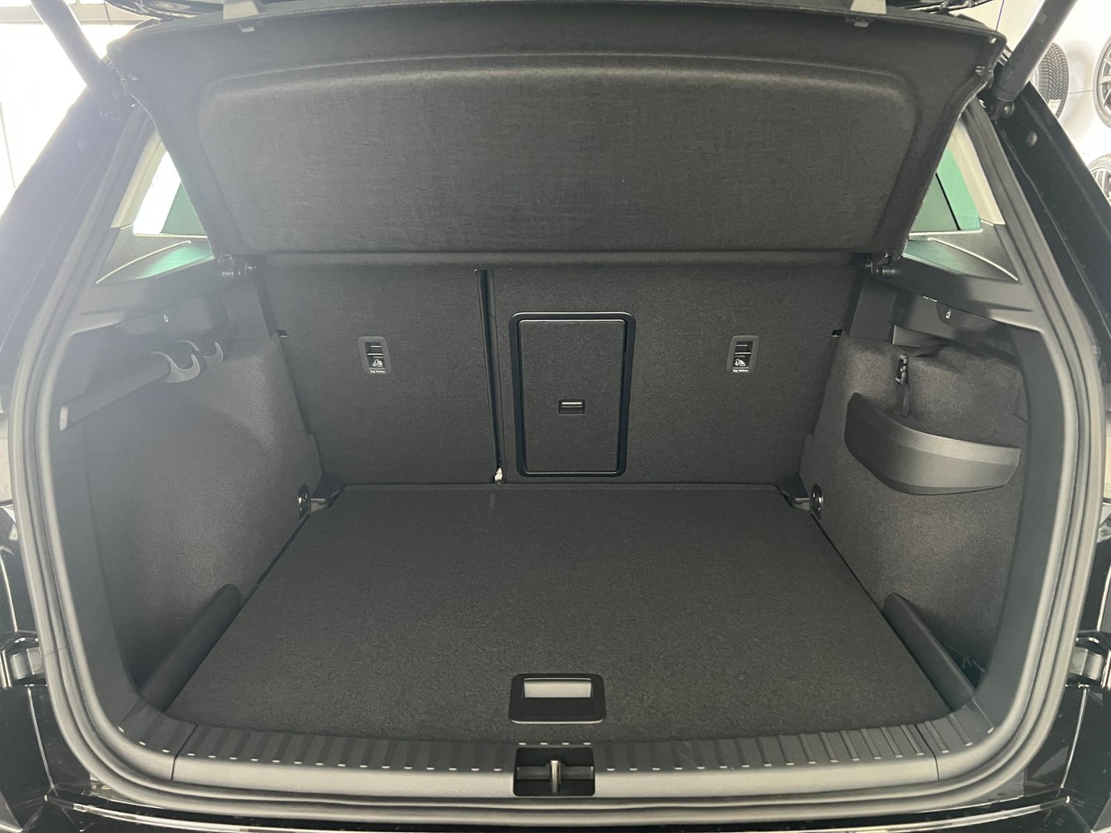 Fahrzeugabbildung SKODA Karoq Tour 1.5 TSI DSG *AHK, Matrix-LED*