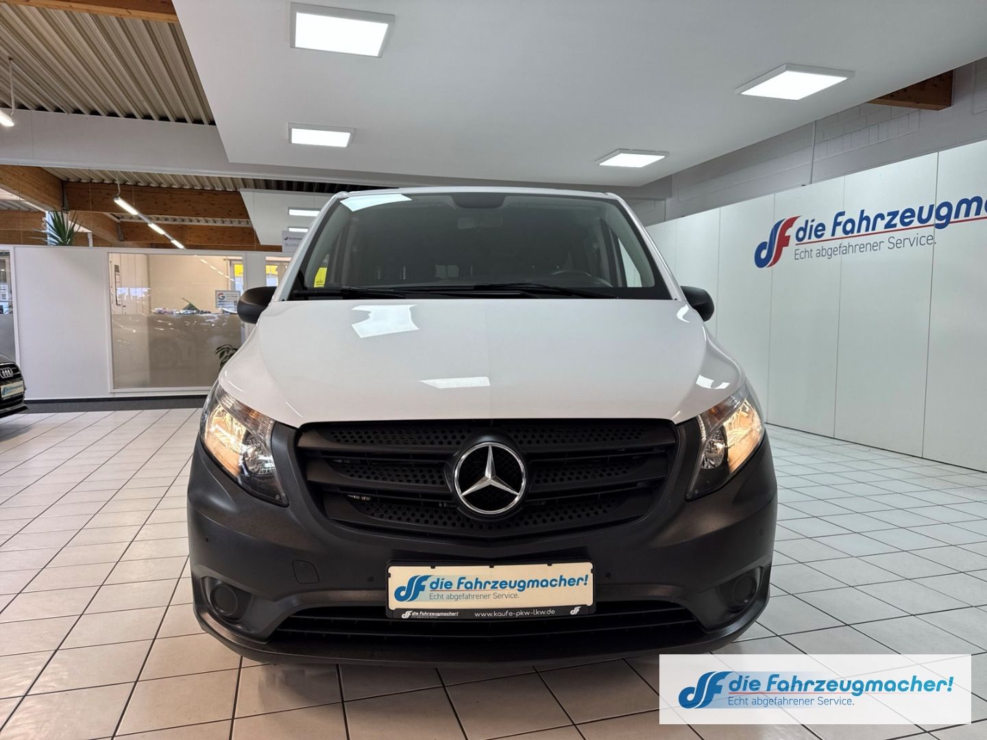 Fahrzeugabbildung Mercedes-Benz Vito Tourer 111CDI 9.Sitz. Extralang AHK Parklen