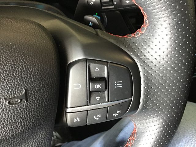 Fahrzeugabbildung Ford Focus ST-Line 1.5 Turnier Autom/Navi/Kamera/PDC
