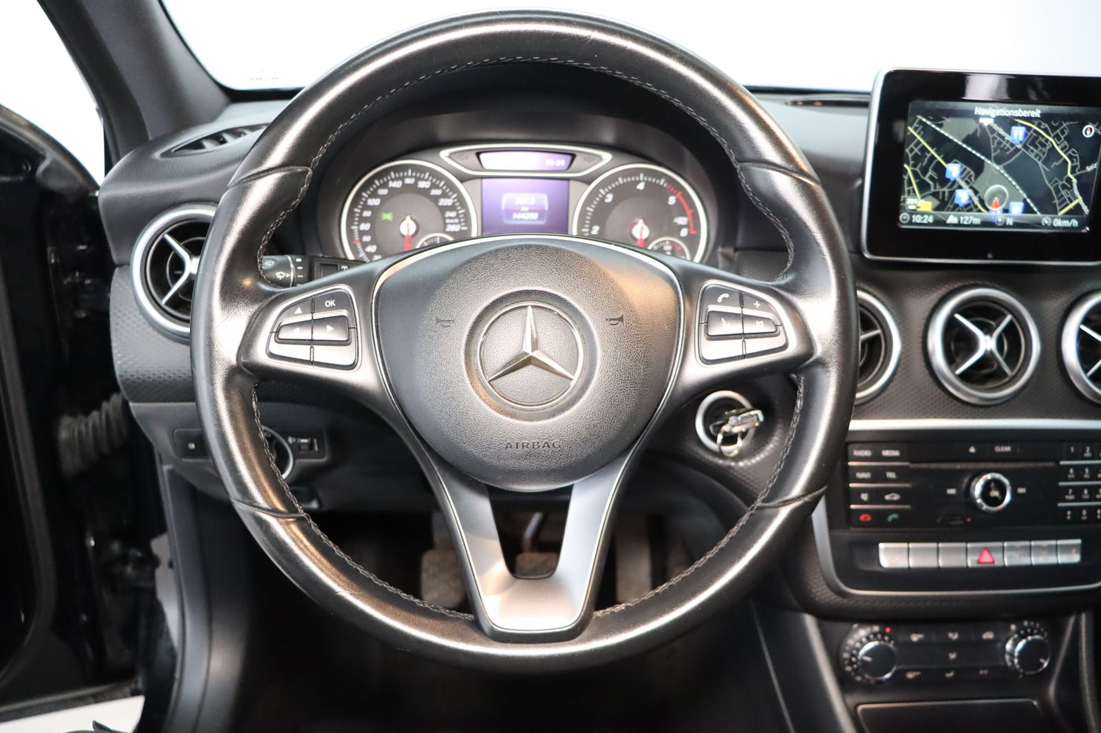 Fahrzeugabbildung Mercedes-Benz A 180 d * Navi * PDC * HU/AU neu