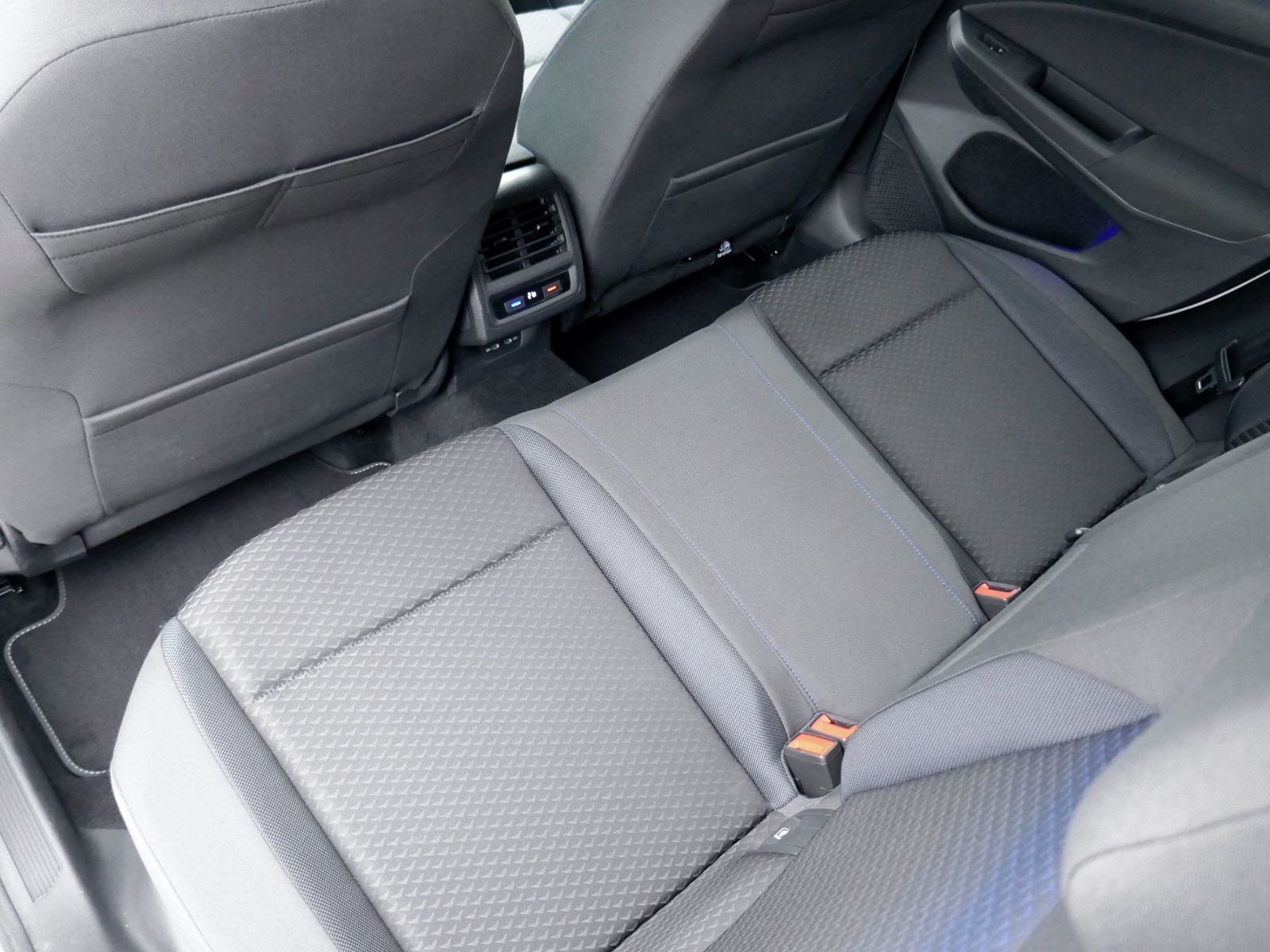 Fahrzeugabbildung Volkswagen Golf VIII UNITED 1.0 TSI | LED PDC Navi App