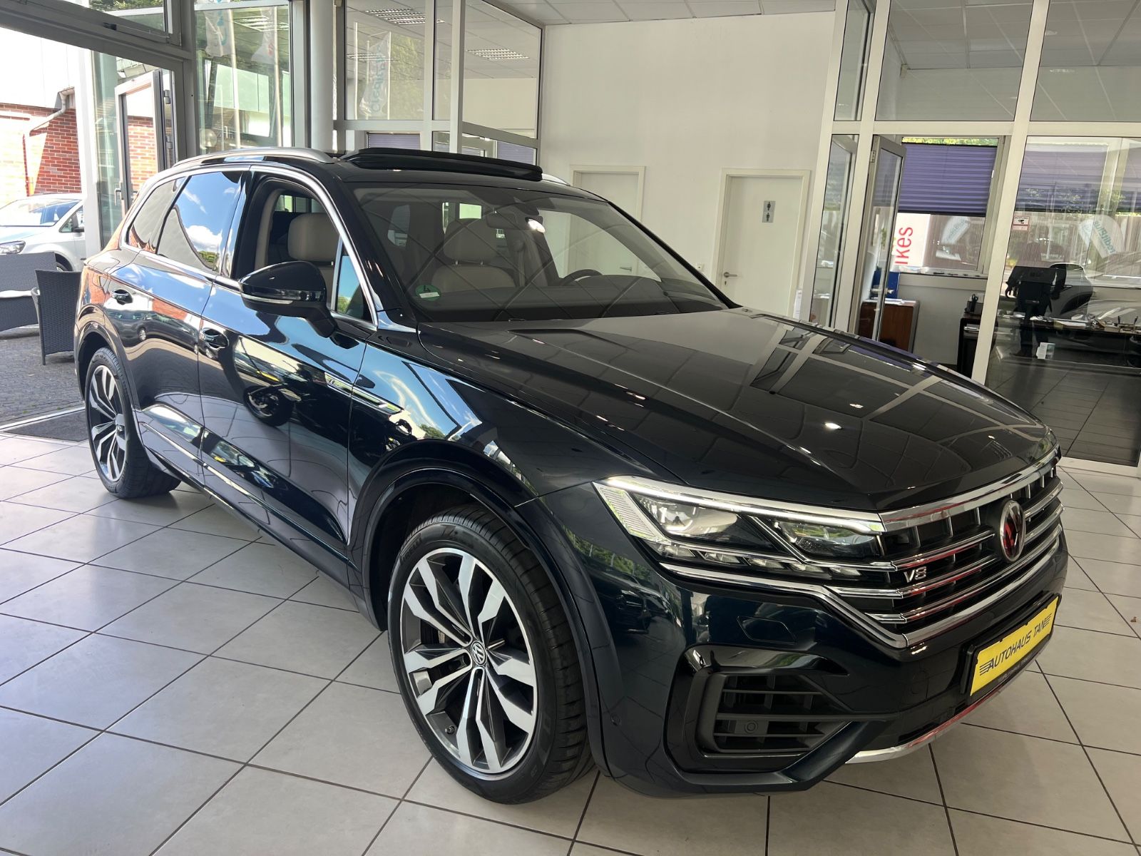 Fahrzeugabbildung Volkswagen Touareg 4.0 V8 Elegance 4Motion R line