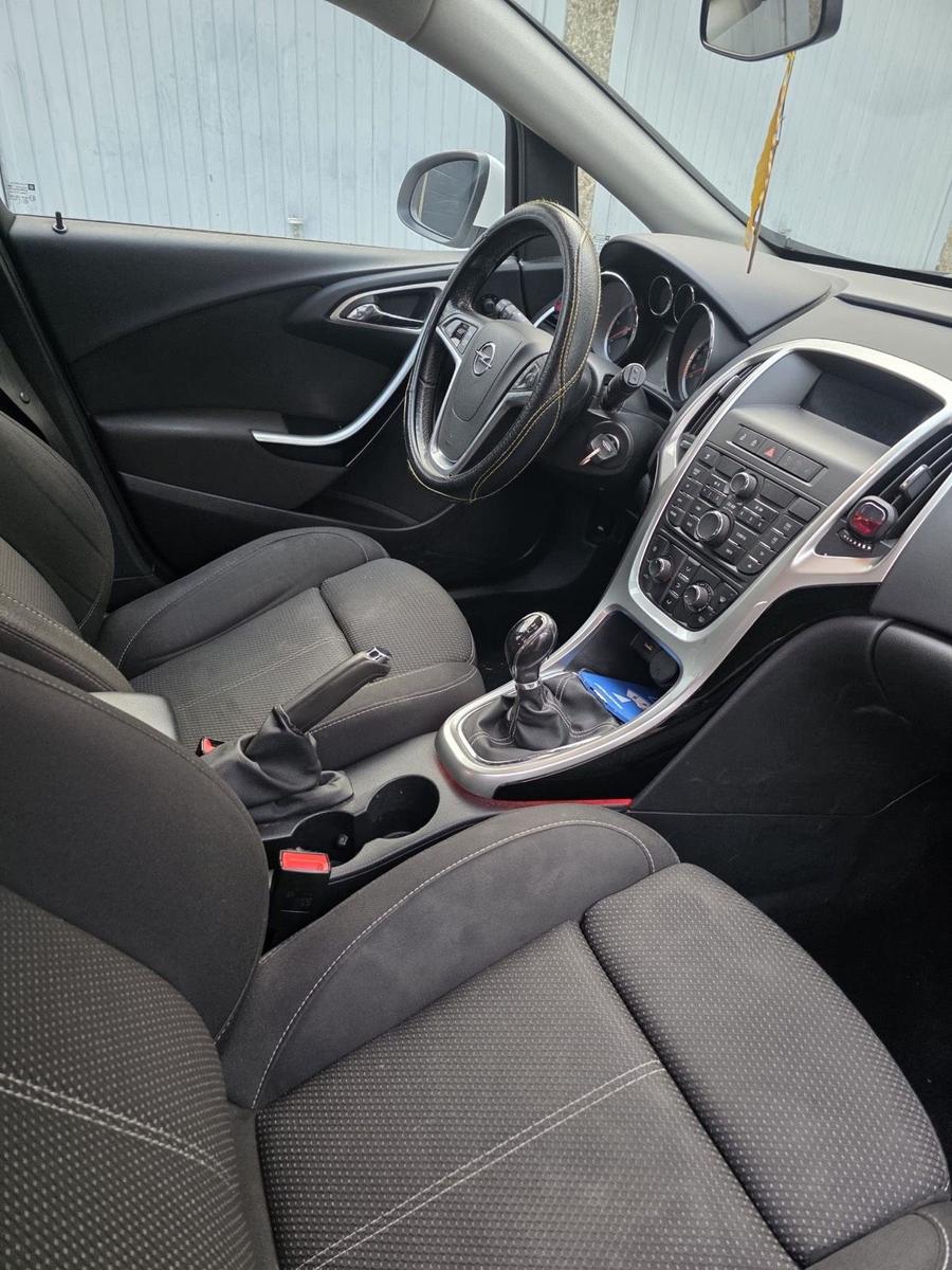 Opel Astra 2013 — photo 7