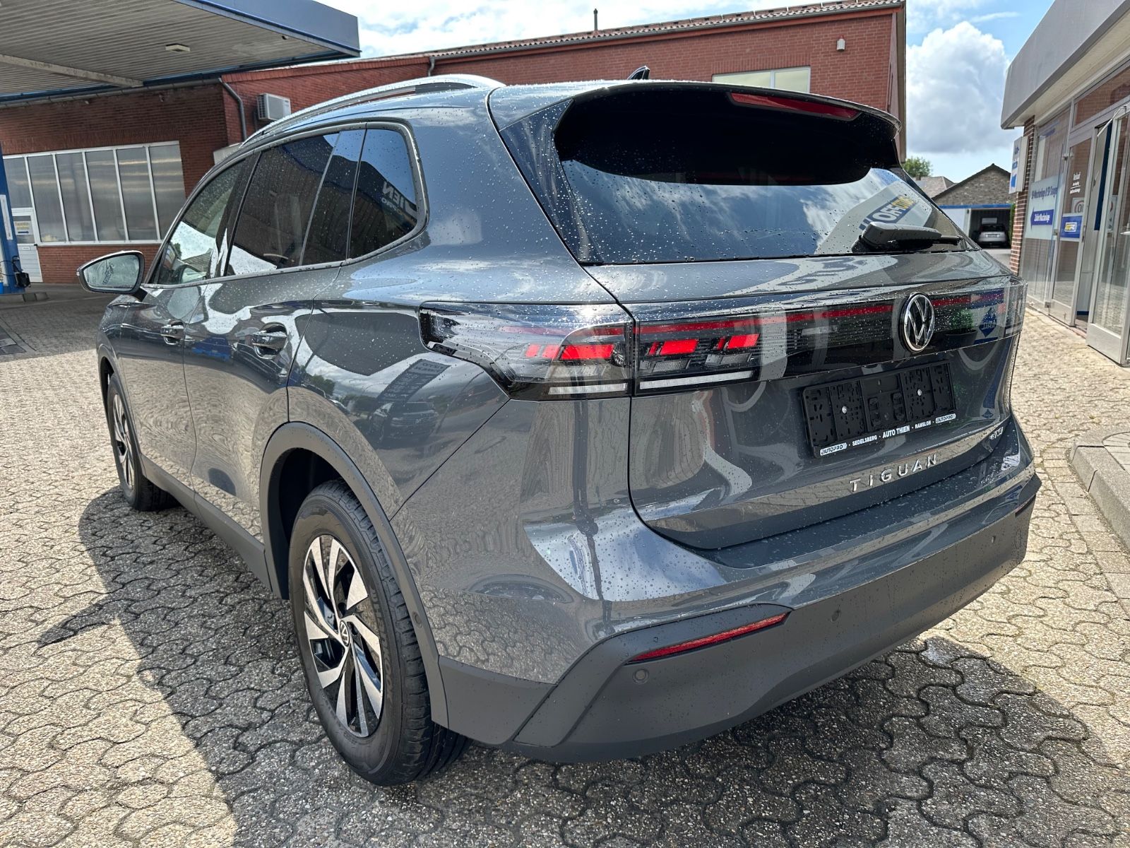 Fahrzeugabbildung Volkswagen Tiguan 1.5 eTSI Life DSG Navi/AHK/ACC/LED/SHZG