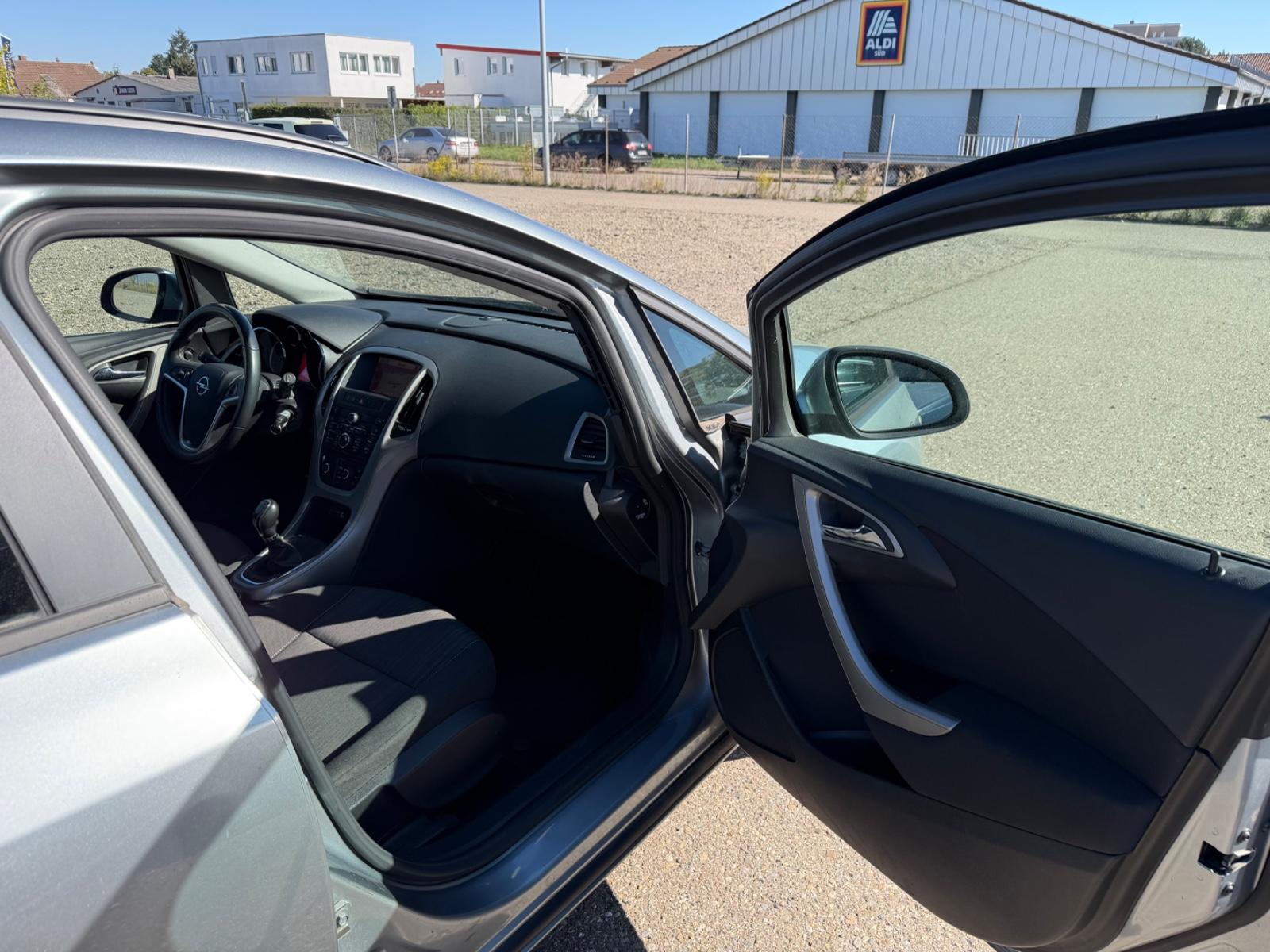 Opel Astra 2011 — photo 12