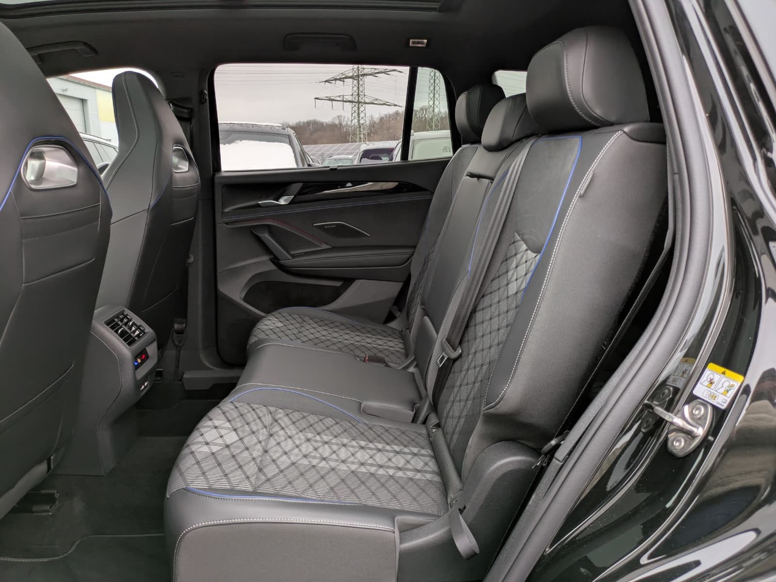 Fahrzeugabbildung Volkswagen Tayron 2.0 TDI 4M R-Line 7Si*MATRIX*AHK*PANO*HUD