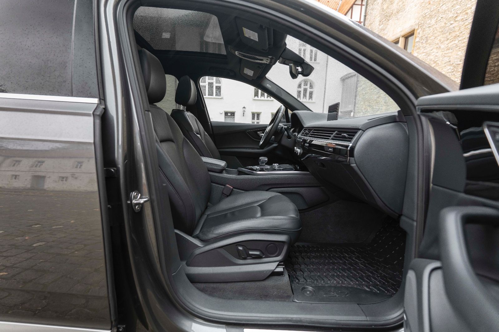 Fahrzeugabbildung Audi Q7 3.0 TFSI Quattro LED PANO NAV 7 SITZER BOSE