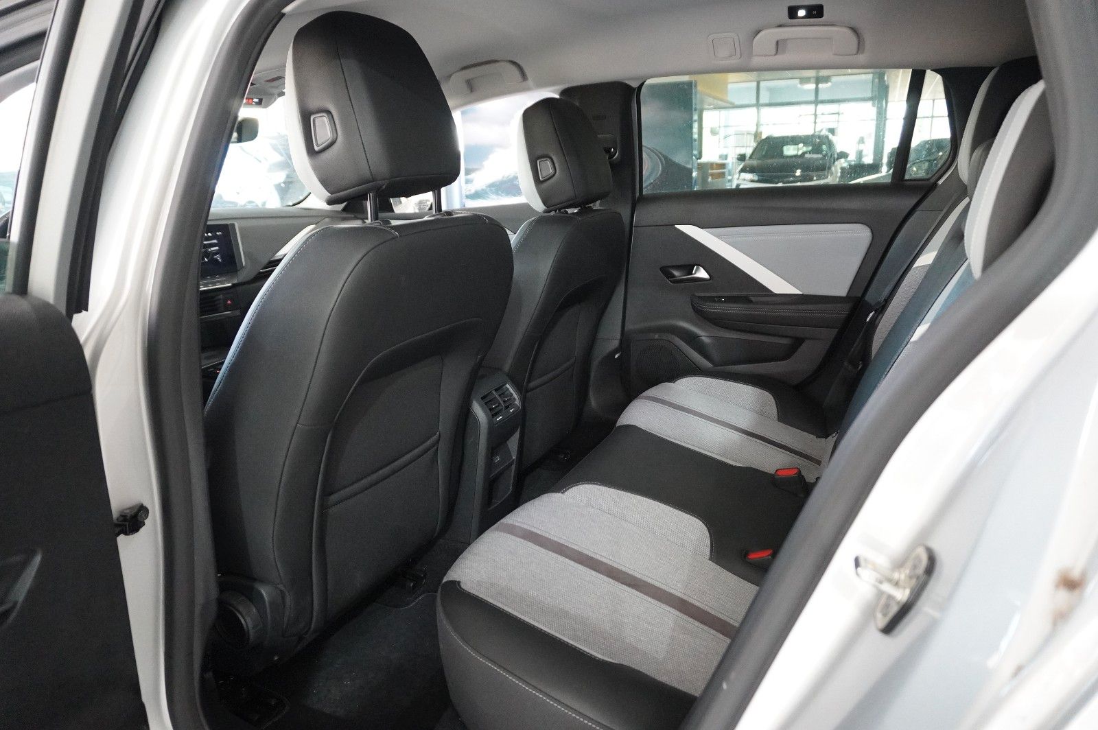 Fahrzeugabbildung Opel Astra L ST 1.6 HYBRID ELEGANCE NAVI/LED/KAMERA