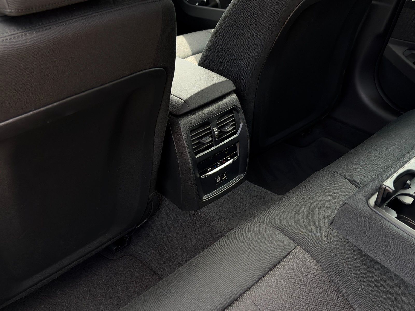 Fahrzeugabbildung BMW 318i Limo Cockpit+ Alarm Ambiente 3-ZKlima CAM
