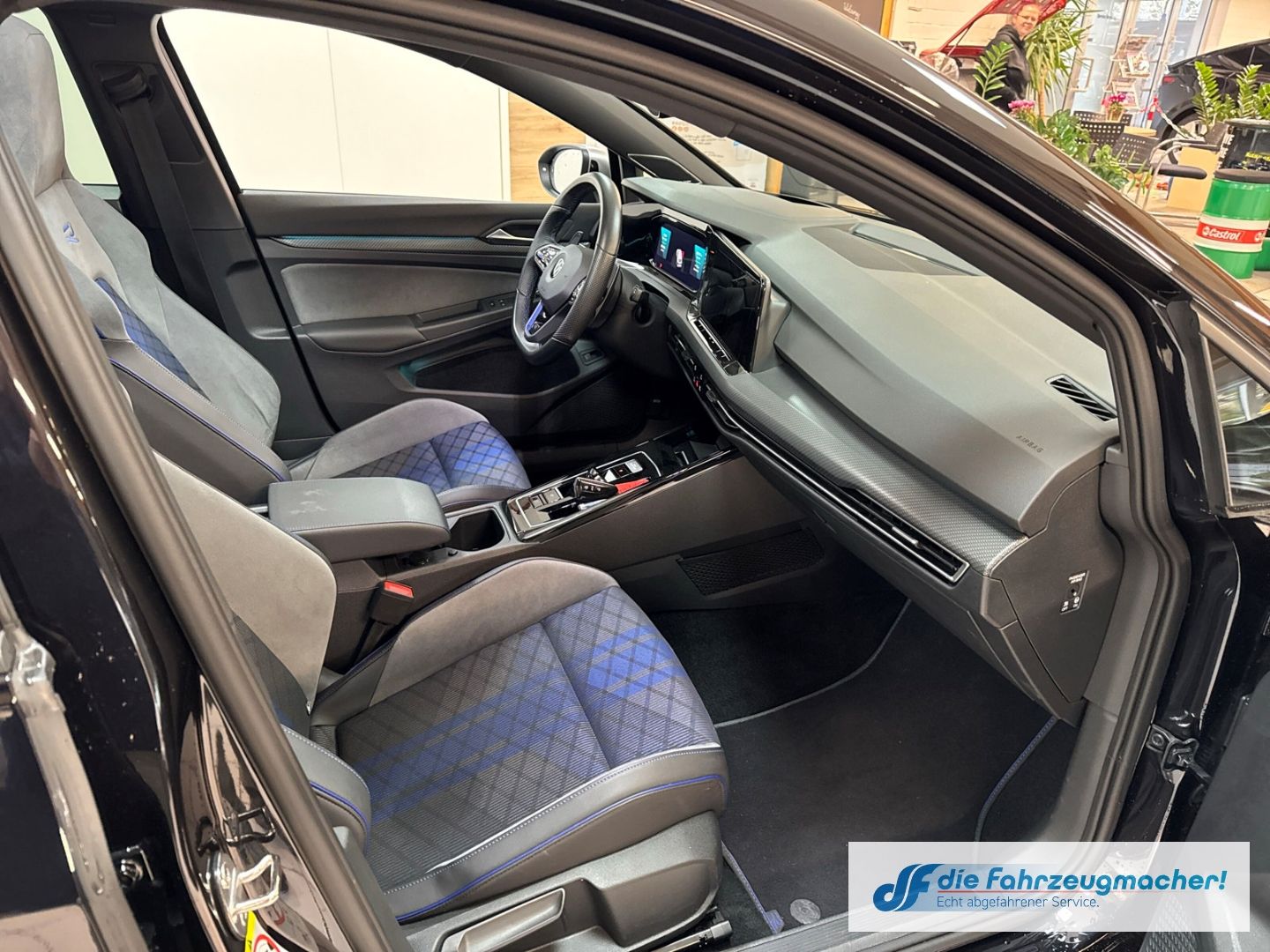 Fahrzeugabbildung Volkswagen Golf VIII Variant R Line 4Motion HUD AD AHK-klap