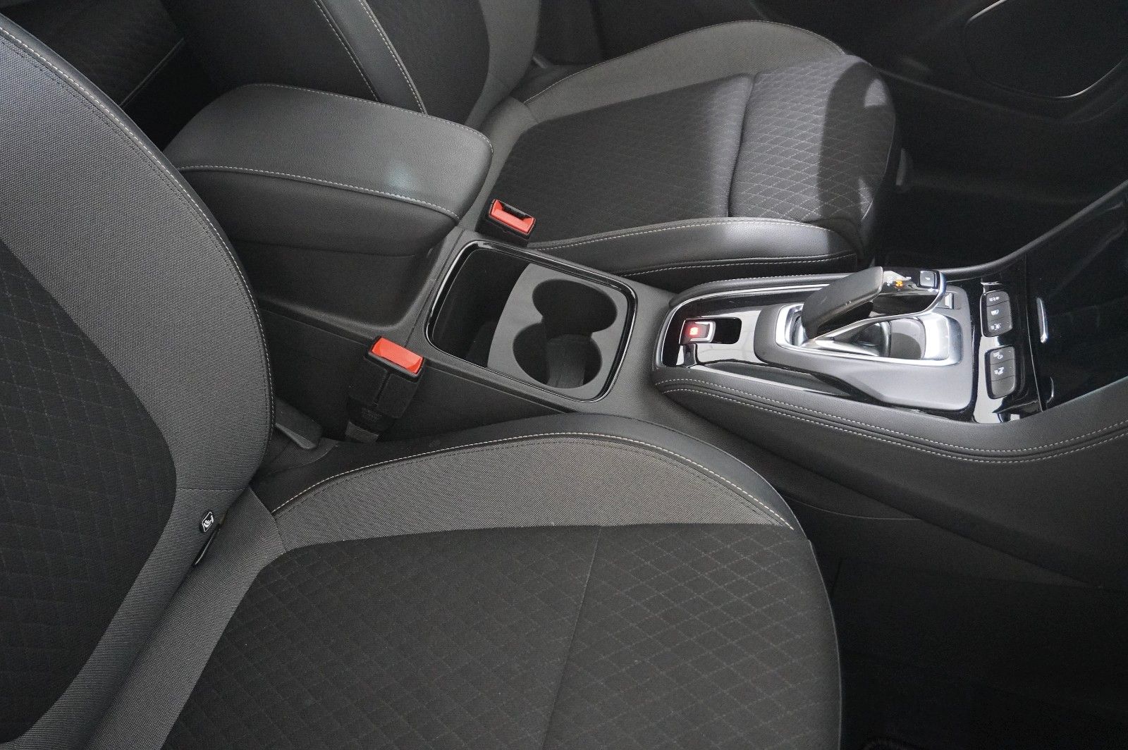 Fahrzeugabbildung Opel Grandland (X) 1.6T HYBRID NAVI/KAMERA/SH/SPORT