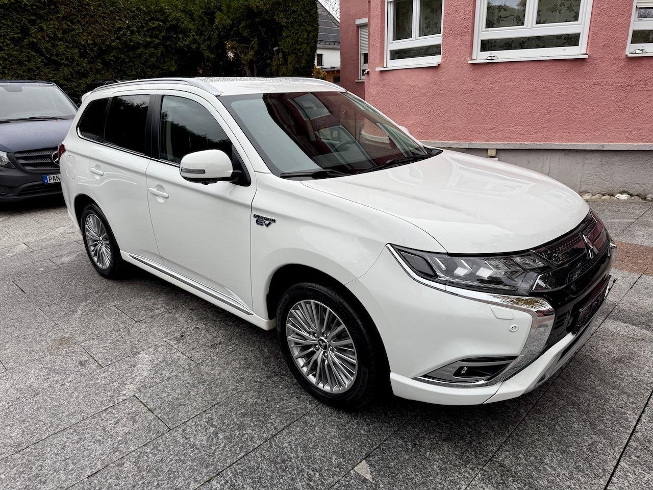 Mitsubishi Outlander 2.4 PHEV 4WD Plus *Leder*Navi*360°Kame