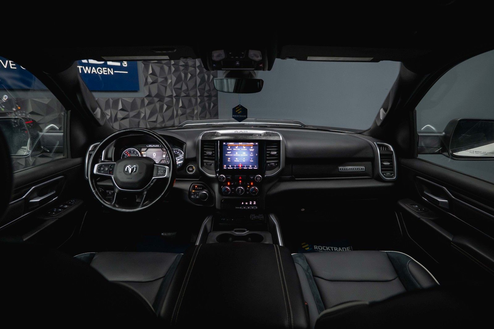 Fahrzeugabbildung Dodge RAM 5.7 V8 HEMI 4x4 OFFROAD Night-Paket *LED*19%