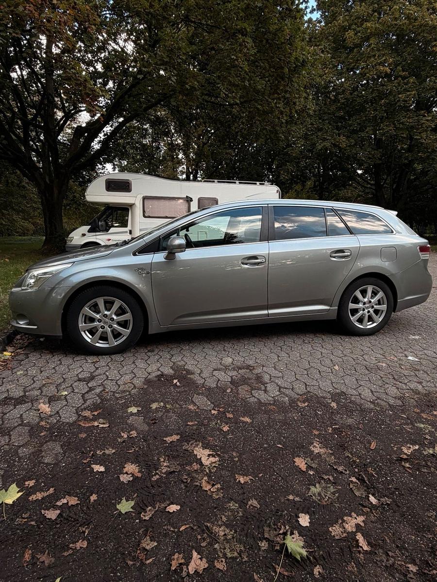 Toyota Avensis 2009 — вигляд ззаду