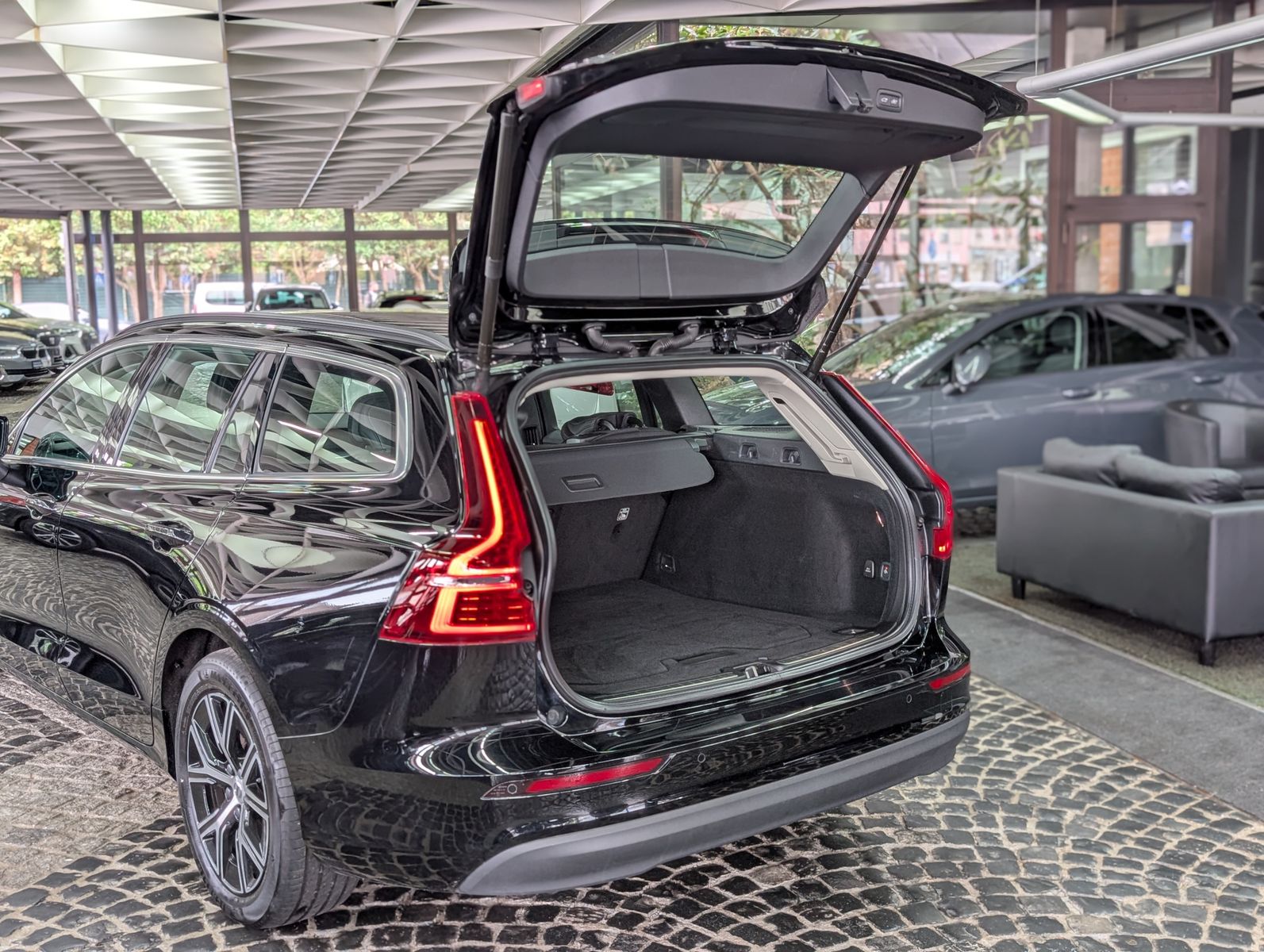 Fahrzeugabbildung Volvo V60 B3 Core 2.0Turbo MHEV VIRT LED APP SOUND AHK