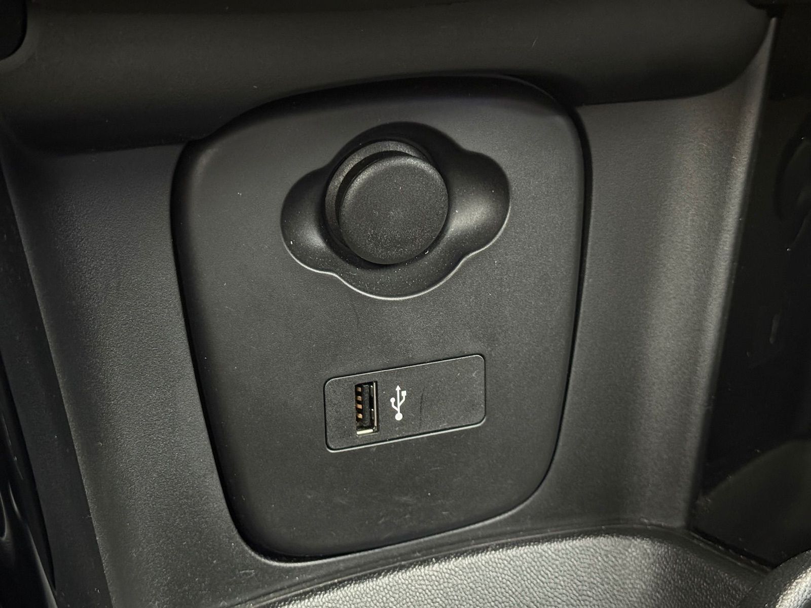 Fahrzeugabbildung MINI John Cooper Works Cabrio NAVI|KAMERA|ESS.-TRIM