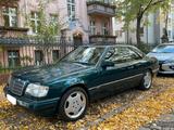 Mercedes-Benz E220 Sportline W124 Oldtimer - Mercedes-Benz E 220 mit Benzin-Antrieb: Sportwagen, Automatik