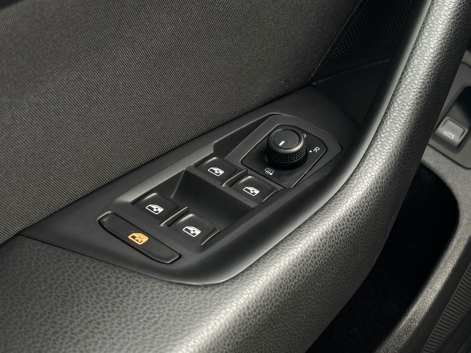 Fahrzeugabbildung Volkswagen Passat Variant 2.0 TSI Buisness Kamera LED ACC