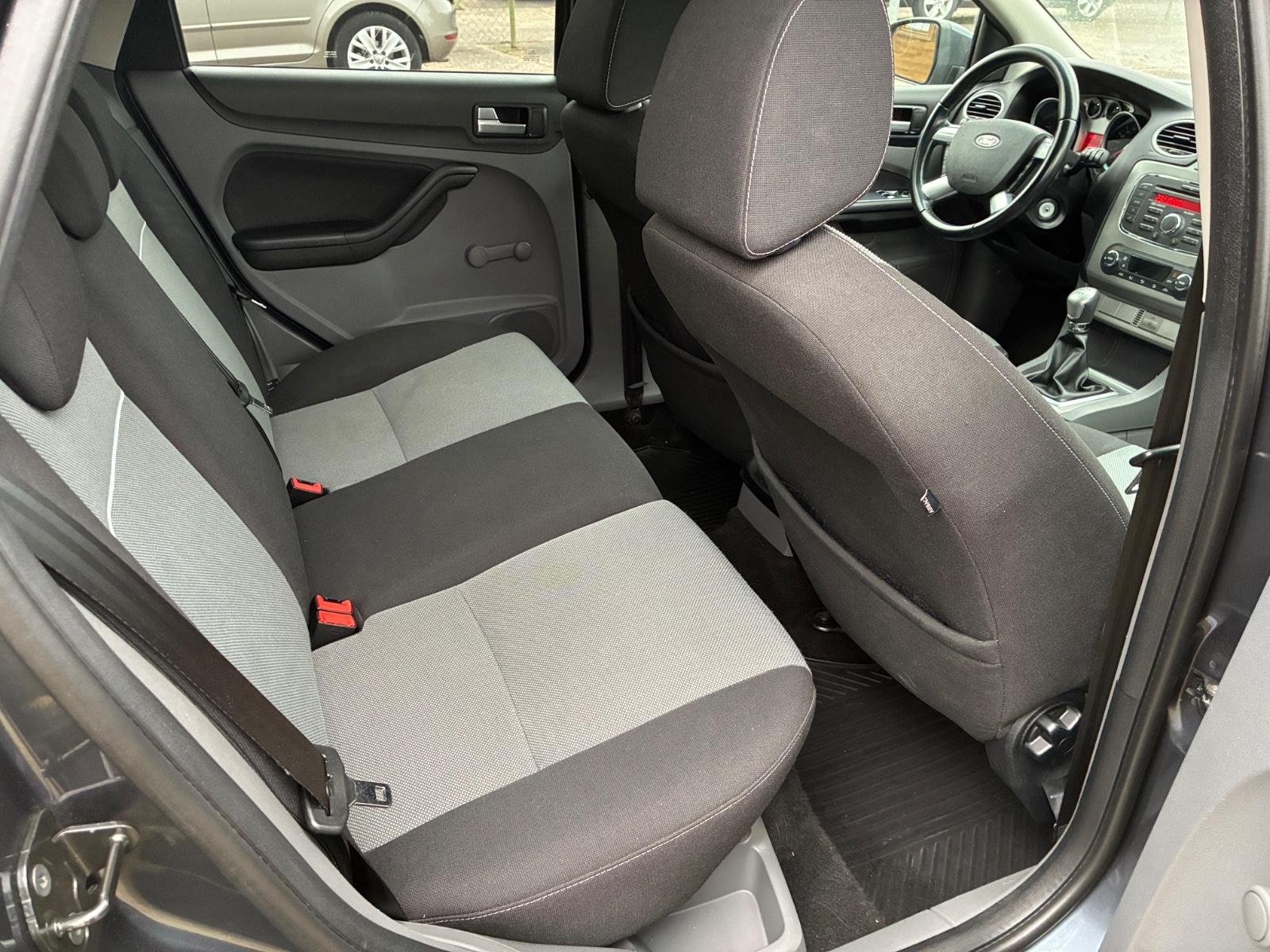 Ford Focus 2010 — photo 9