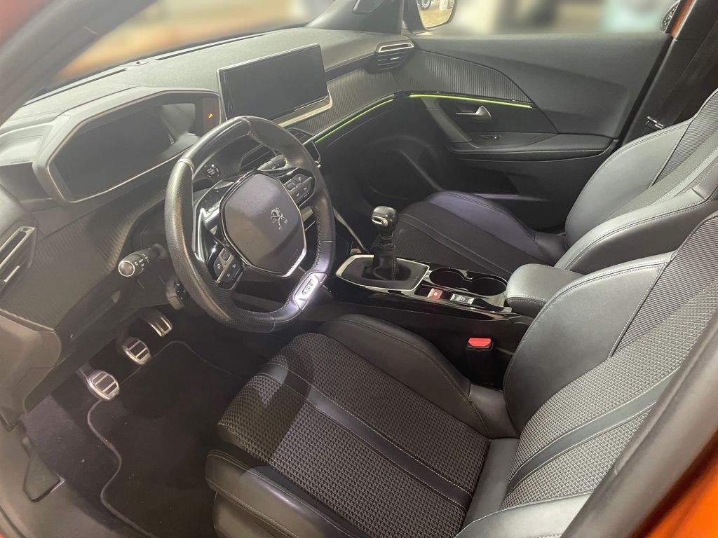 Fahrzeugabbildung Peugeot 2008 1.2 PureTech 130 Allure GT line, SHZ, Totw,