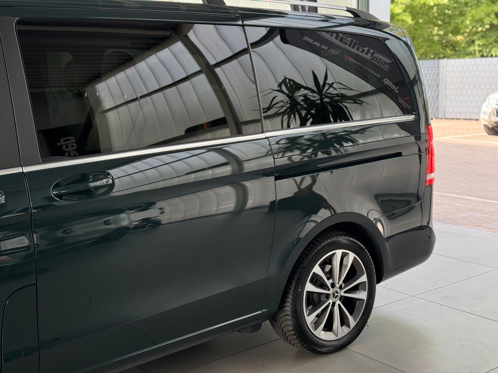 Fahrzeugabbildung Mercedes-Benz V-Klasse V 250d AVANTGARDE EDITION lang "AHK"