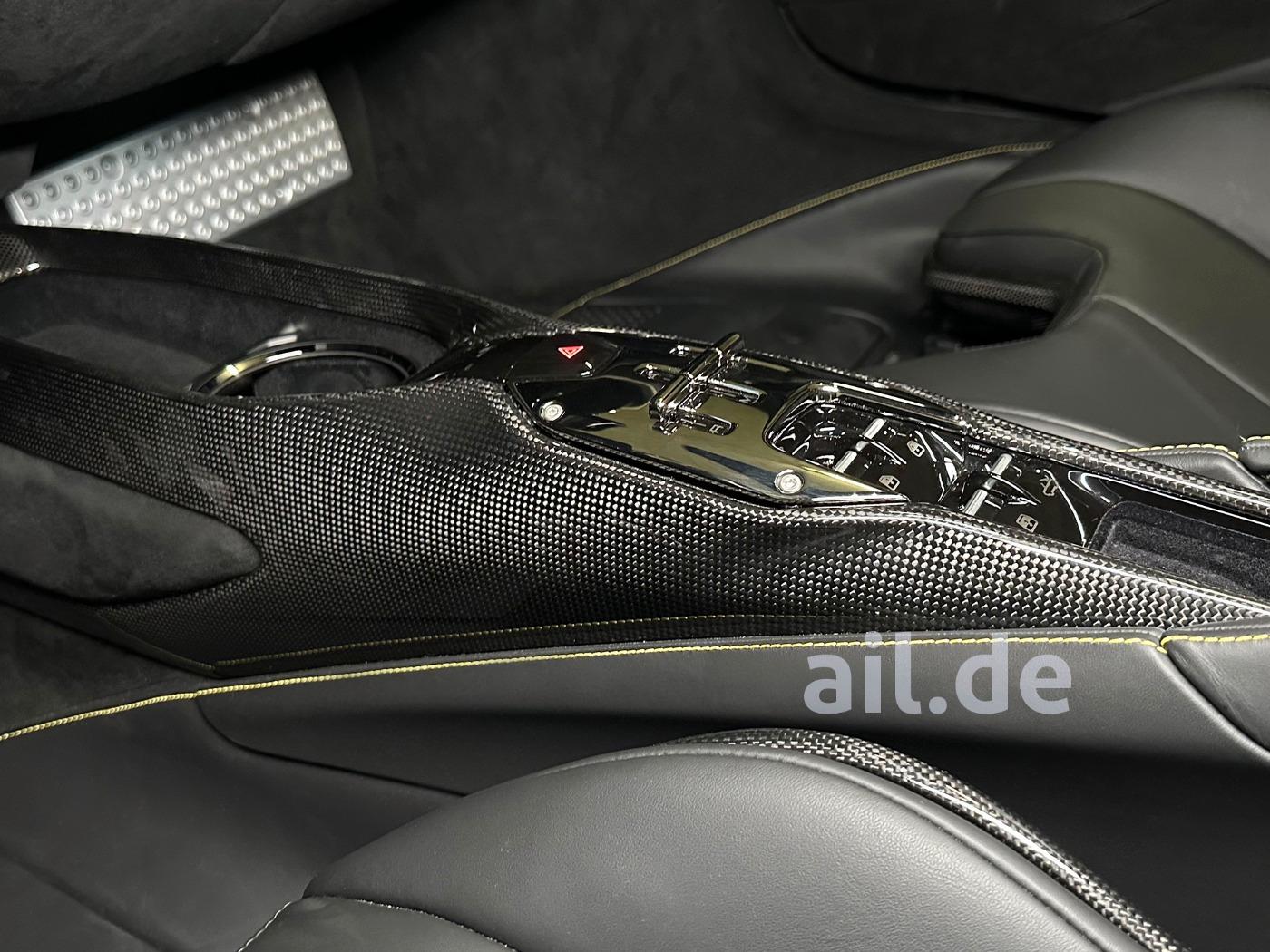 Ferrari SF90 Spider Nero Opaco Carbon PACK Racing Seat