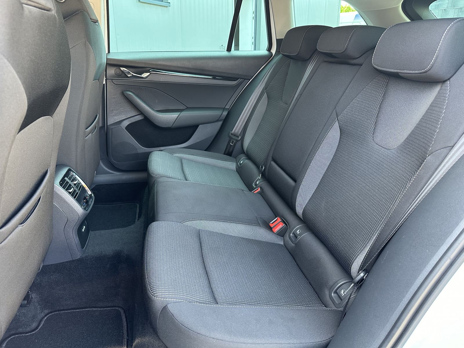 Fahrzeugabbildung SKODA Octavia Combi 2.0 TDI DSG Ambition NAV+LED+ACC