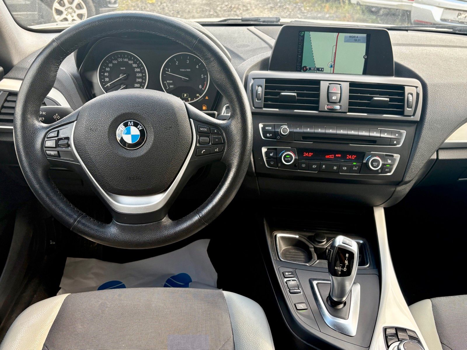 Fahrzeugabbildung BMW 120d 5-Türer URBAN Aut. Navi Xenon Leder SpeedLi