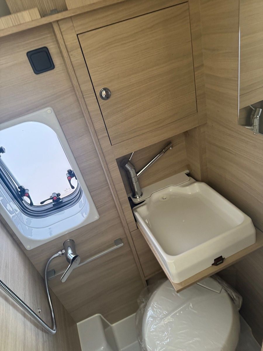 Fahrzeugabbildung Forster Vantasy 541 HB 140 PS mit Pop-Up Dach
