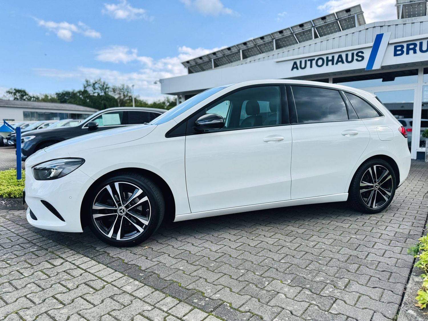 Fahrzeugabbildung Mercedes-Benz B 180 PROGRESSIVE & NIGHT, Autom., LED, EPH, Nav