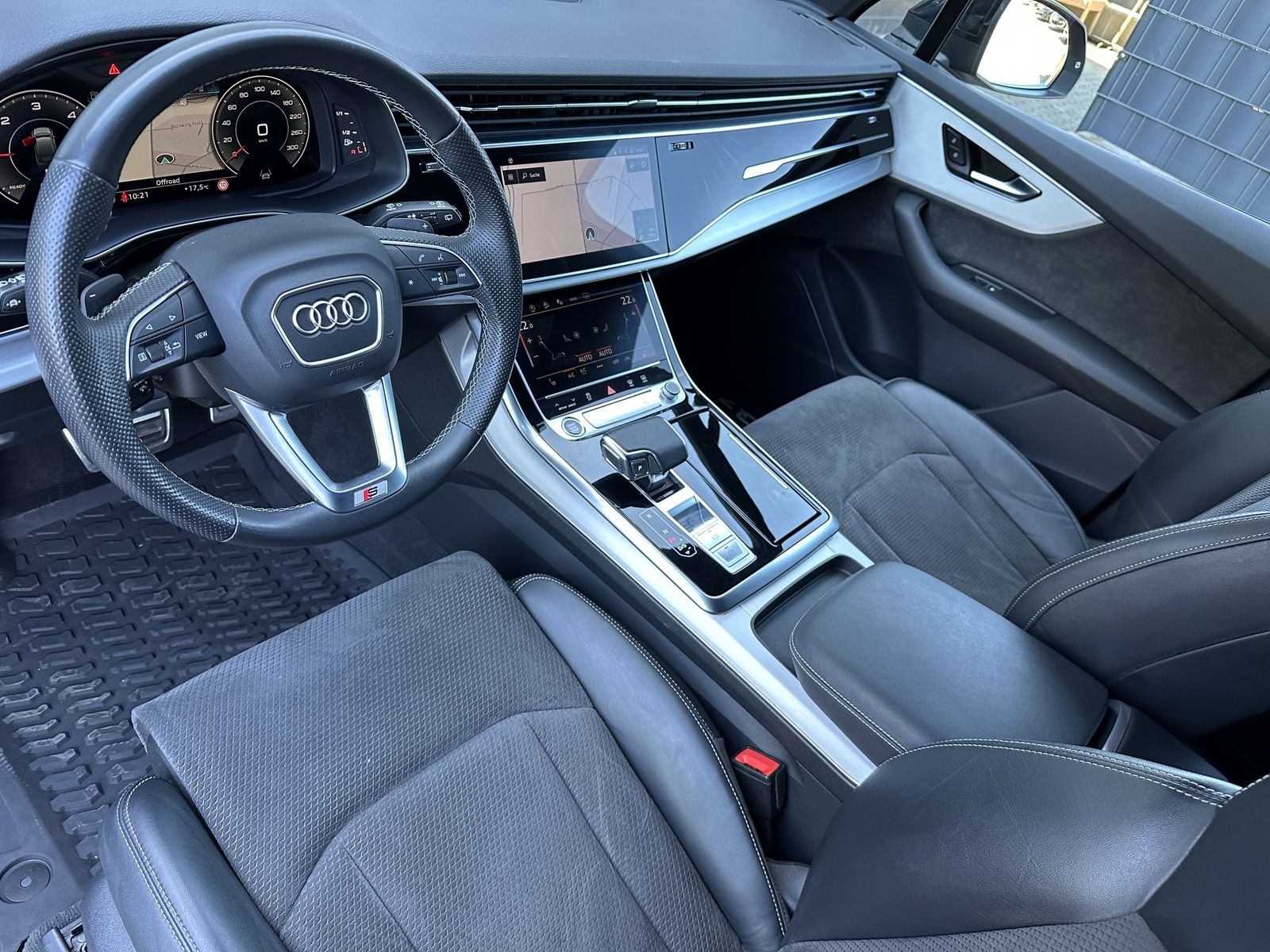 Fahrzeugabbildung Audi Q7 50 TDI S-Line Black 7Sitzer NAV+MATRIX+AHK+VC