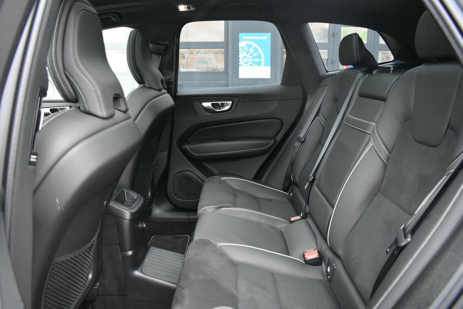 Fahrzeugabbildung Volvo XC60 T8 Twin Eng* R-Design Luft*ACC*AHK*AWD*STHZ