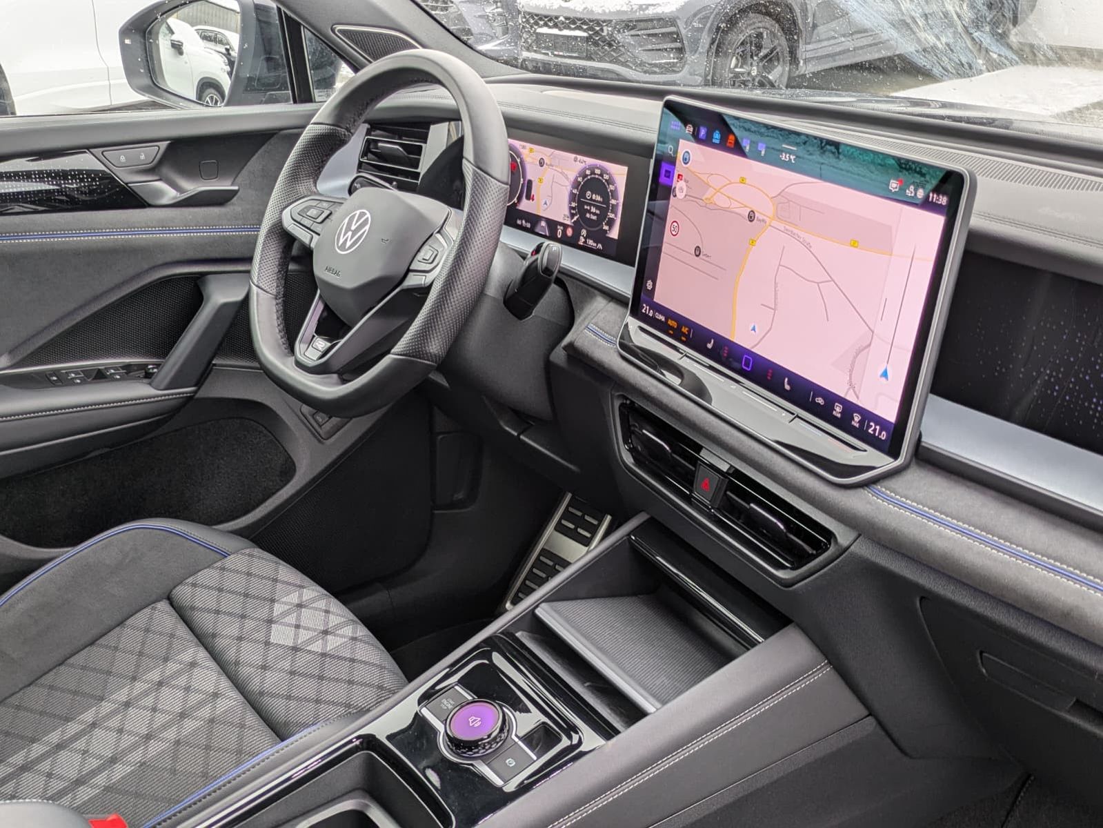 Fahrzeugabbildung Volkswagen Tayron 2.0 TDI 4M R-Line BLACK*7Si*MATRIX*PANO