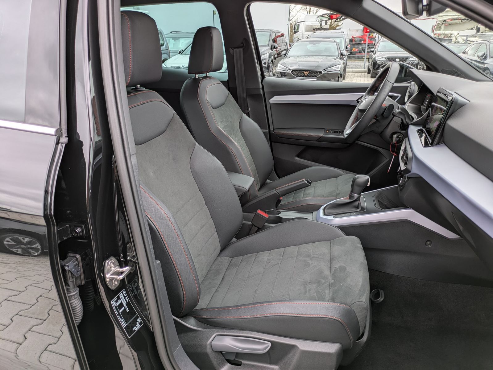 Fahrzeugabbildung SEAT Arona 1.5 TSI FR DSG AHK*ACC*LED*APP*DAB*KAMERA
