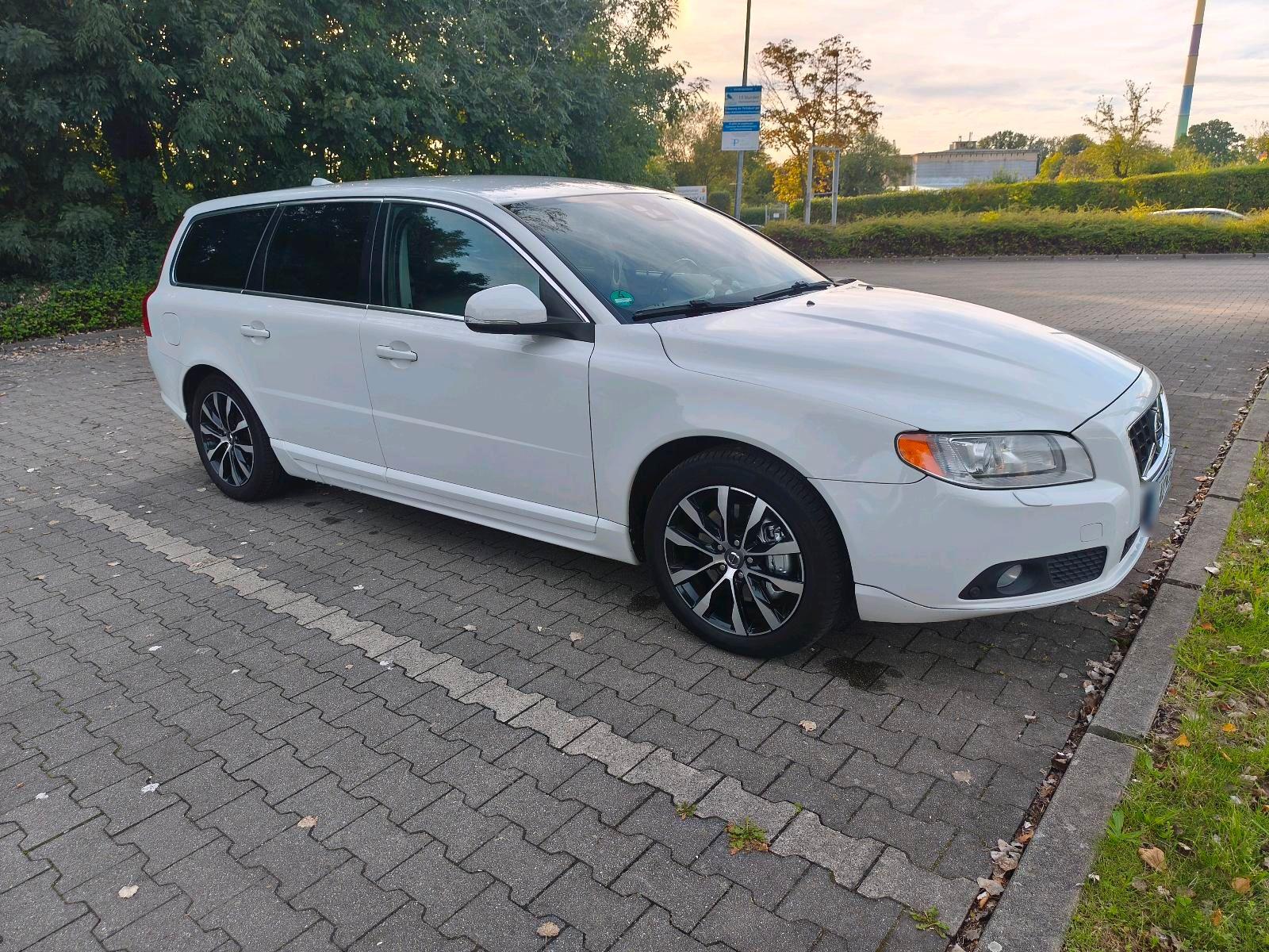 Volvo V70 2012 — interior
