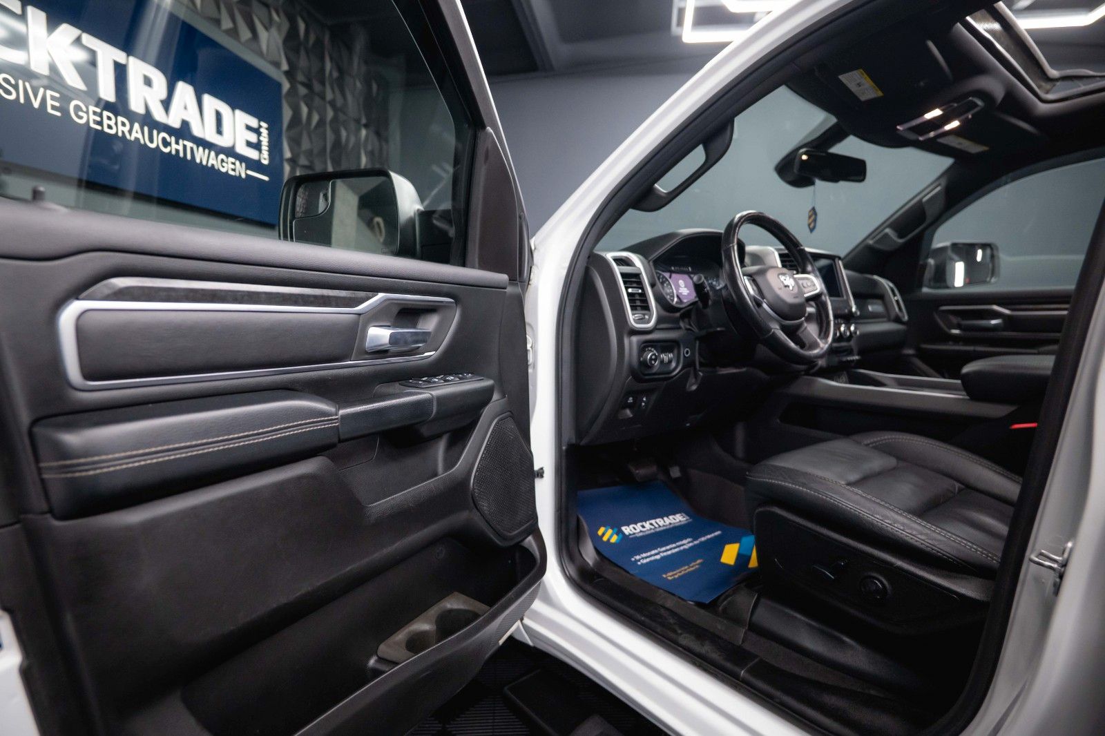 Fahrzeugabbildung Dodge RAM 5.7 V8 HEMI 4x4 OFFROAD Night-Paket *PANO*