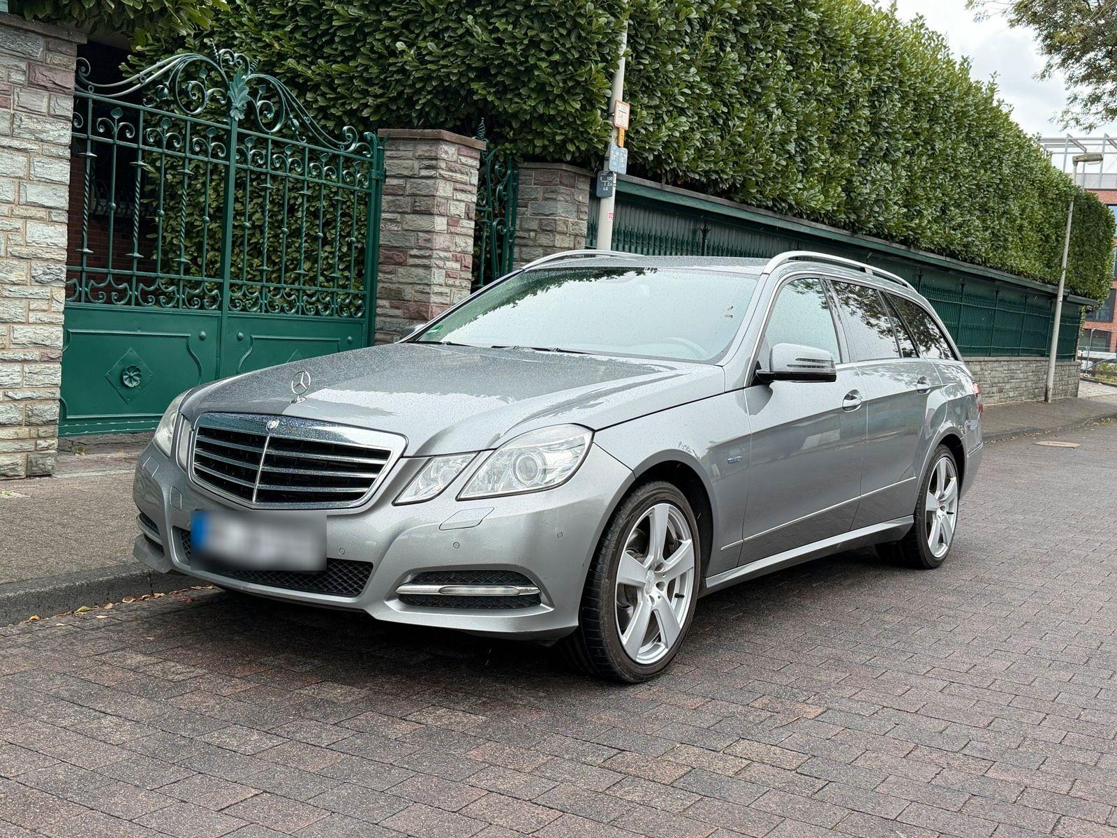 Mercedes-Benz 300 2011 — rear view